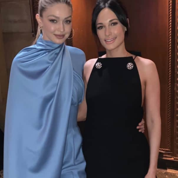 MTVさんのインスタグラム写真 - (MTVInstagram)「1000% yes to this duo 💙🖤 | 🔁 #GigiHadid #KaceyMusgraves」4月7日 7時59分 - mtv