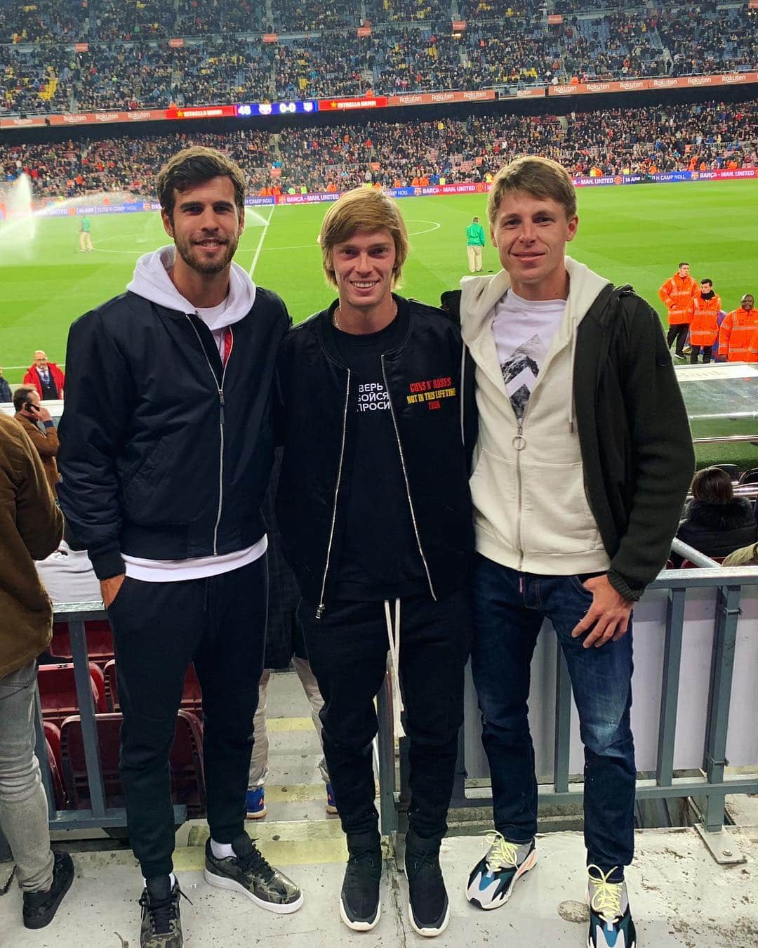 カレン・ハチャノフのインスタグラム：「Amazing match today!Barcelona @fcbarcelona was on fire!🔥⚽️ Thanks @3gerardpique for the tickets and congrats for the win!💪🏻 //  Посмотрели отличный матч сегодня!Барселона @fcbarcelona была в ударе!🔥⚽️ Спасибо @3gerardpique за билеты и с победой!💪🏻 #CampNou」