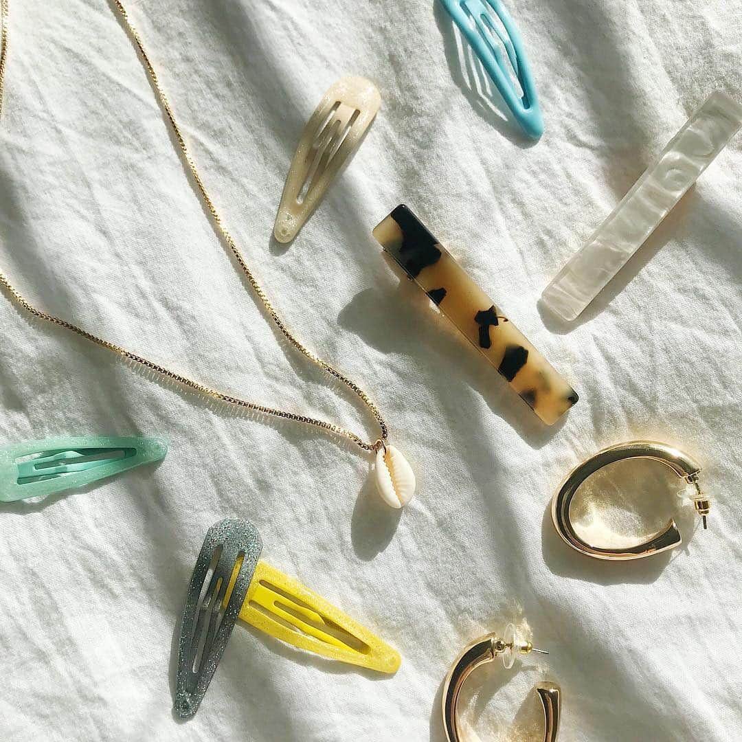 Urban Outfittersさんのインスタグラム写真 - (Urban OutfittersInstagram)「Accessories we can't stop wearing. Or staring at. #UOonYou  @UOCarolinas」4月7日 8時18分 - urbanoutfitters