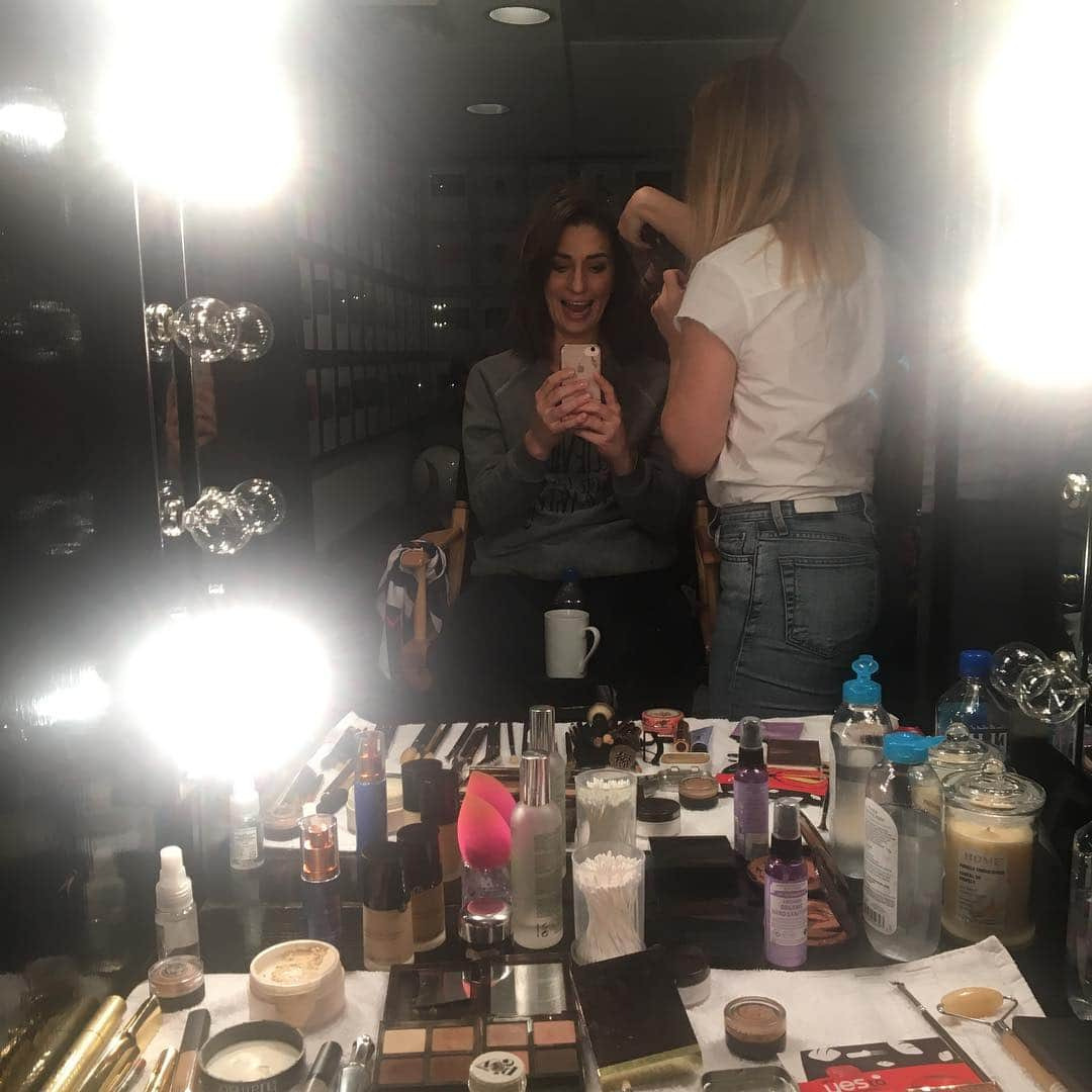 サラ・バレリスさんのインスタグラム写真 - (サラ・バレリスInstagram)「It’s allllll happening!! @nbcsnl eek!」4月7日 8時24分 - sarabareilles