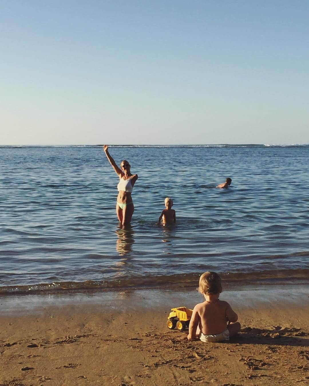 Bethany Hamiltonさんのインスタグラム写真 - (Bethany HamiltonInstagram)「Happy beach mode with da babies ☀️💙 They will be babies for life right?! 😭😁😆」4月7日 8時31分 - bethanyhamilton