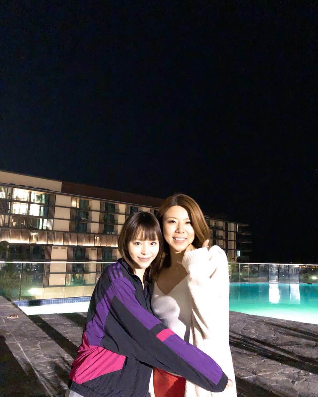 のインスタグラム：「NYの語学学校で同じクラスだったkaoriさんと留学以来3年ぶりの再会✨﻿ kaoriさんのお友達とBBQしました😆﻿ ﻿ NYの思い出で話題が上がった、﻿ 私が帰国する時見送ってくれた友達のムービー笑。﻿ これ落ち込んでる時に見ると、めっちゃ元気もらえるの🤣﻿ ﻿ NYでできた友達みんな大事✨﻿ 御縁がずっと続いて嬉しいです😊﻿ ﻿ BBQも楽しかった🍖﻿ ハワイ初日から最高かっ！﻿ ﻿ ﻿ ﻿ #hawaii #honolulu #waikiki﻿ #kawaiikon #kawaiikon2019﻿ #ayahirano #平野綾」