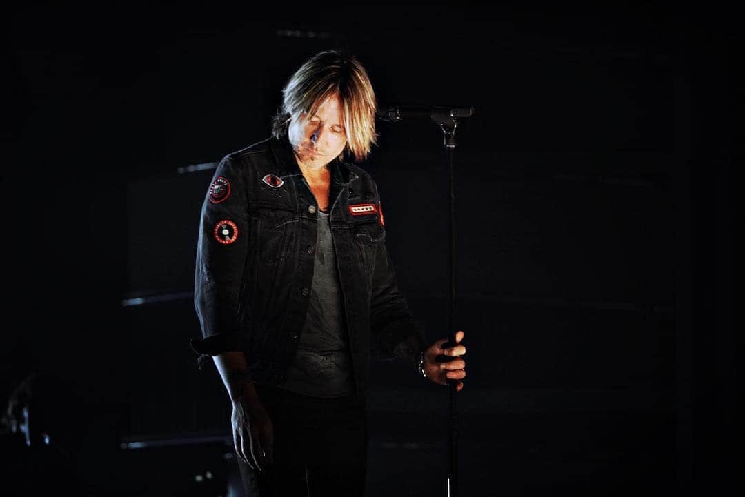 キース・アーバンのインスタグラム：「#ACMawards • TOMORROW • @cbstv」