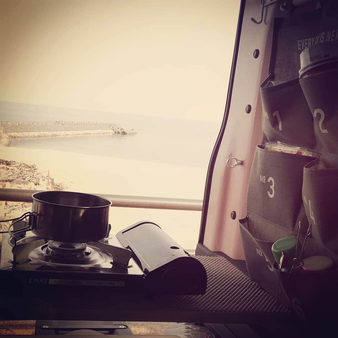 のインスタグラム：「。 みなおは～(^^)/ 楽しい車中泊(^-^) 海眺めて朝ごはん。」
