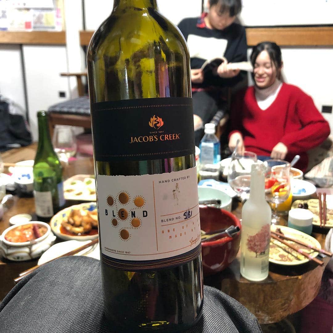 行正り香さんのインスタグラム写真 - (行正り香Instagram)「桜が咲く時に生まれた次女の為に、月島ファミリーのお母さんが、毎年お誕生日会を開いてくださいます。オーストラリアでブレンドした大切な白ワインをお母さんが作ってくれた煮込みといただきました。毎年一度、お誕生日のOur table. 記憶に残る食卓です。#rikayukimasa #行正り香#jacobscreek#jaconscreekourtable#月島」4月7日 8時56分 - rikayukimasa