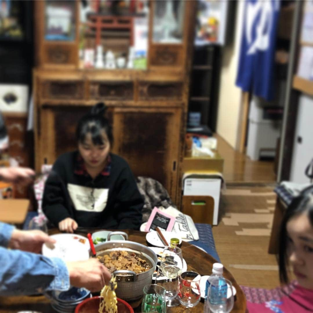 行正り香さんのインスタグラム写真 - (行正り香Instagram)「桜が咲く時に生まれた次女の為に、月島ファミリーのお母さんが、毎年お誕生日会を開いてくださいます。オーストラリアでブレンドした大切な白ワインをお母さんが作ってくれた煮込みといただきました。毎年一度、お誕生日のOur table. 記憶に残る食卓です。#rikayukimasa #行正り香#jacobscreek#jaconscreekourtable#月島」4月7日 8時56分 - rikayukimasa