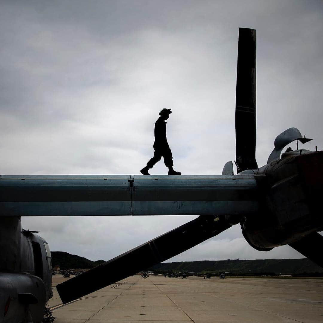 アメリカ海兵隊さんのインスタグラム写真 - (アメリカ海兵隊Instagram)「Wing Walker  Lance Cpl. Austin Wright, a tiltrotor airframe mechanic, with @3rdMAW, walks across the wing of an MV-22 Osprey aircraft @mcb_camp_pendleton, April 4, 2019. (U.S. Marine Corps photo by Cpl. Dylan Chagnon)  #Marines #Military #USMC #3rdMaw #Yut #Fly #MarineLife #SemperFi #Cali #CampPendleton #Wings #AlwaysFaithful #Osprey #Aviation」4月7日 8時54分 - marines