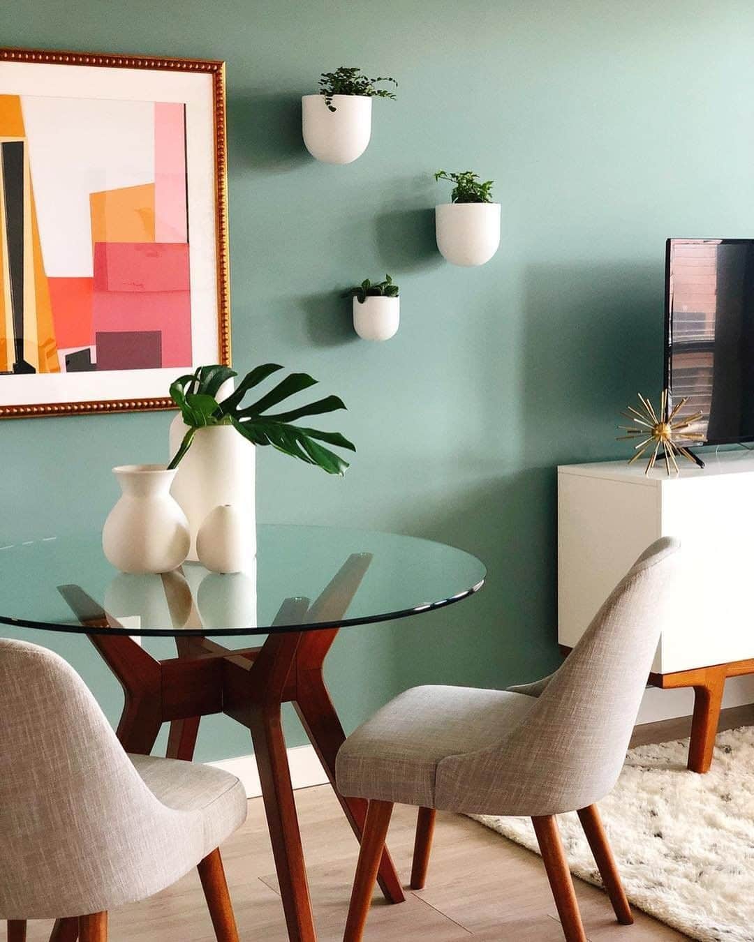 west elmさんのインスタグラム写真 - (west elmInstagram)「Mastering that mid-century mix! @barbaras.queiroz expertly pulled together a personal space that is 💥💥💥 Want to share yours? Tag or mention @westelm!  #mywestelm #midcenturymodern」4月7日 9時02分 - westelm