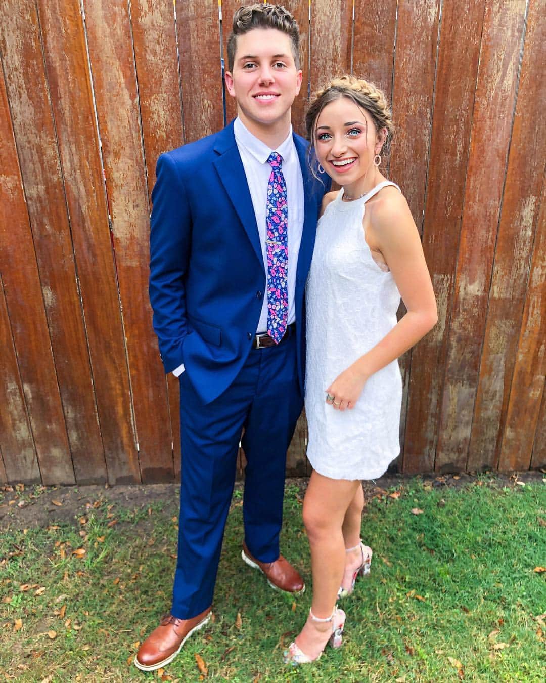 Brooklyn and Baileyさんのインスタグラム写真 - (Brooklyn and BaileyInstagram)「Bffs heading to a fraternity formal (not chi-o formal)... just a story behind this, we went to Austin for this formal, spent all day outside with it raining and then had a VERY short amount of time to get ready (without electrical plugs btw so no curling irons or blow dryers) and so I ended up braiding my hair in like five minutes lol! Thanks @mindymcknight for teaching me all that I know cause it came in handy today」4月7日 9時14分 - brooklynandbailey
