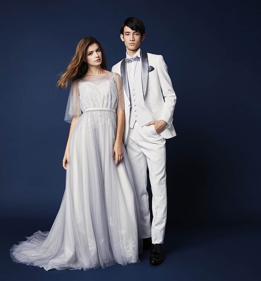 ホテルモントレ銀座 ブライダルサロンのインスタグラム：「ホテルモントレ銀座 衣裳サロンより👗 . ウェディングドレスにグレーのオーバードレスを重ねてフェアリーな雰囲気にイメージの異なるアレンジを楽しめます✨ . #ホテルモントレ銀座  #ホテルモントレラスール銀座  #モントレ花嫁  #モントレ花婿  #ブライダリウムミュー  #ブライダリウムミュー銀座  #ミュー嫁  #wedding  #ウェディングドレス  #結婚式  #花嫁  #結婚  #ブライダル  #ヘアメイク  #ドレス  #プレ花嫁  #全国のプレ花嫁さんと繋がりたい  #卒花嫁  #ホテルウェディング  #ginza  #2019  #2019春婚  #2019夏婚  #2019秋婚」