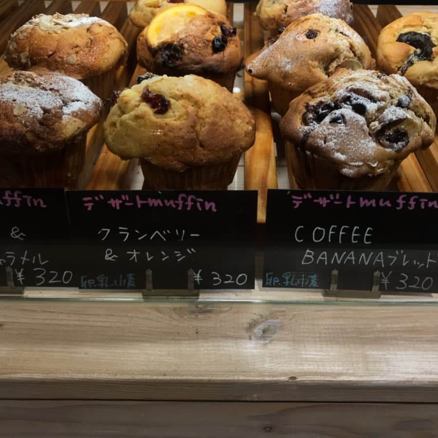 長谷川あやさんのインスタグラム写真 - (長谷川あやInstagram)「🧁🧁🧁 #dailysmuffin #dailysmuffintokyo #kuramae #cafe #muffin #sweets #あや飯 ・ ・ ・ お店の外にまで美味しそうな 甘い香りがただよう #デイリーズマフィン 😋💭 ・ 本店は仙台にあるのだとか✨ ・ マフィンてスイーツとかおやつの イメージがあったんだけど お惣菜系のマフィンも👀‼️‼️ ・ マフィンのお店なのに 全然関係ないシフォンケーキを 注文しちゃったんだけど これがまたふわっふわで 美味しかった😍🙌‼️‼️‼️ ・ 次はマフィンリベンジする💛 ケーキ屋さんとかお菓子屋さんの裏道の香りって めちゃくちゃハッピーになる💛」4月7日 9時11分 - ayasuke_0516