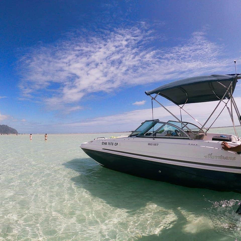 Luxury Cruise by Captain Bruceさんのインスタグラム写真 - (Luxury Cruise by Captain BruceInstagram)「Go to sand bar with the charter boat.  これぞ貸し切りの旅。貸し切りボートでこの綺麗な海も独り占め。なんて贅沢な春休みでしょう。  #captainbruce #sandbar #kaneohe #hawaii #oahu #oahulife #ahuolaka #キャプテンブルース #天国の海 #アフオラカ #ハワイ大好き #絶景 #海 #springbreak #chartertour #めっちゃ贅沢 #独り占め #貸し切りツアー #プライベートボート」4月7日 9時22分 - cptbruce_hi