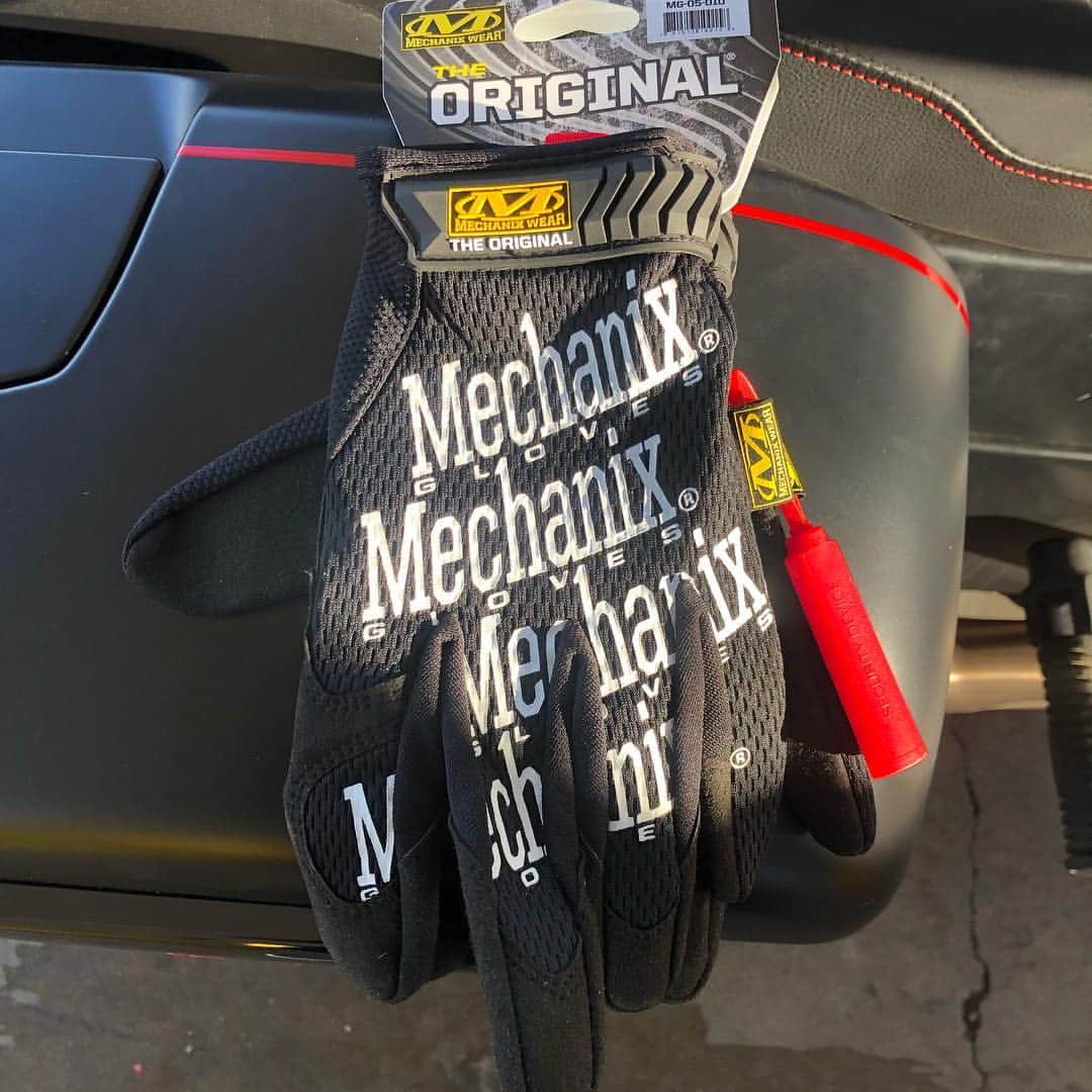 ケアリー・ハートさんのインスタグラム写真 - (ケアリー・ハートInstagram)「I left a pair of @mechanix_wear gloves on top of pump 8 at Love’s on I-10 and miller rd exit.」4月7日 9時30分 - hartluck