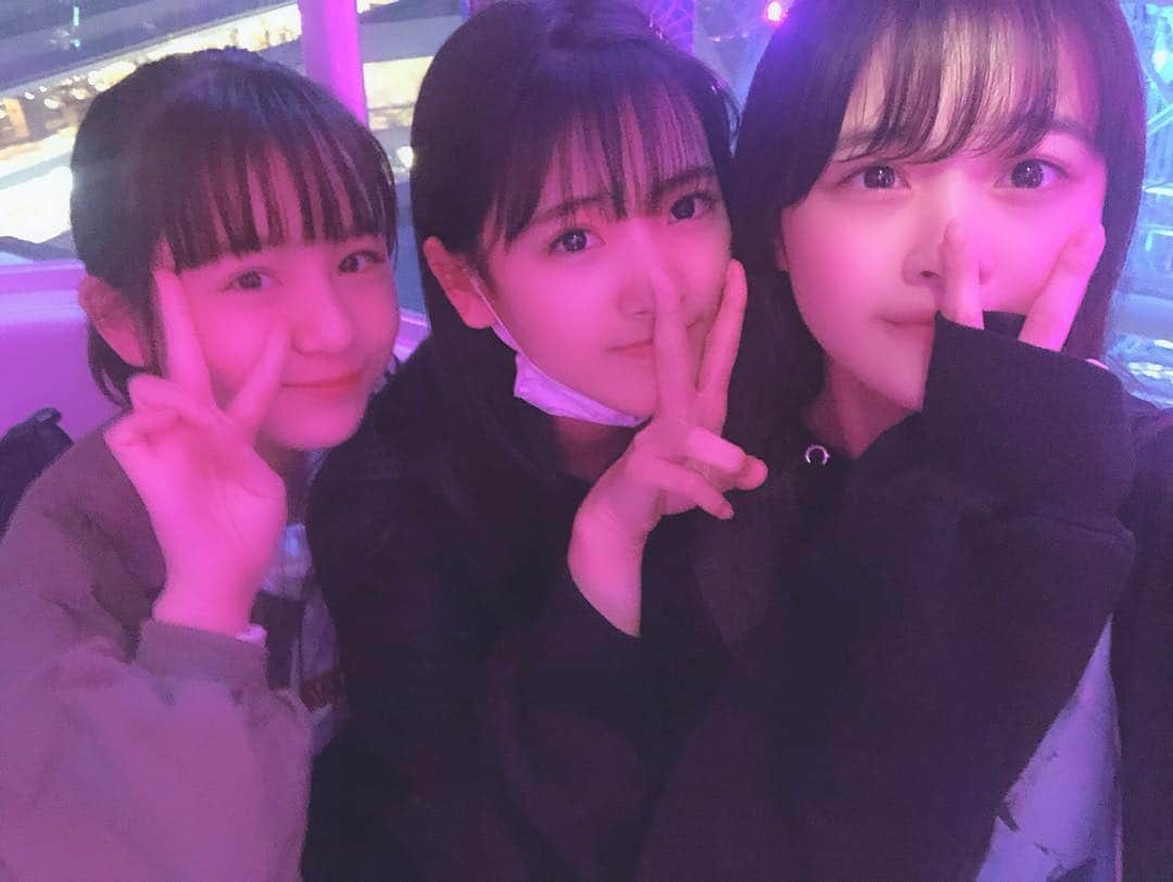 ニコ☆プチのインスタグラム：「. イベントのためにこっちゃん、アンナ、メアリは 昨日から大阪に来ています💕 観覧車に乗ったよーん🎡  今日は大阪・ららぽーとEXPOCITYの ジェニィショップでイベントだから ぜひ遊びに来てね✌️ @jennilove_official . .  #ニコプチ #琴楓 #田中杏奈 #林芽亜里 #カップルにはさまれた3人」