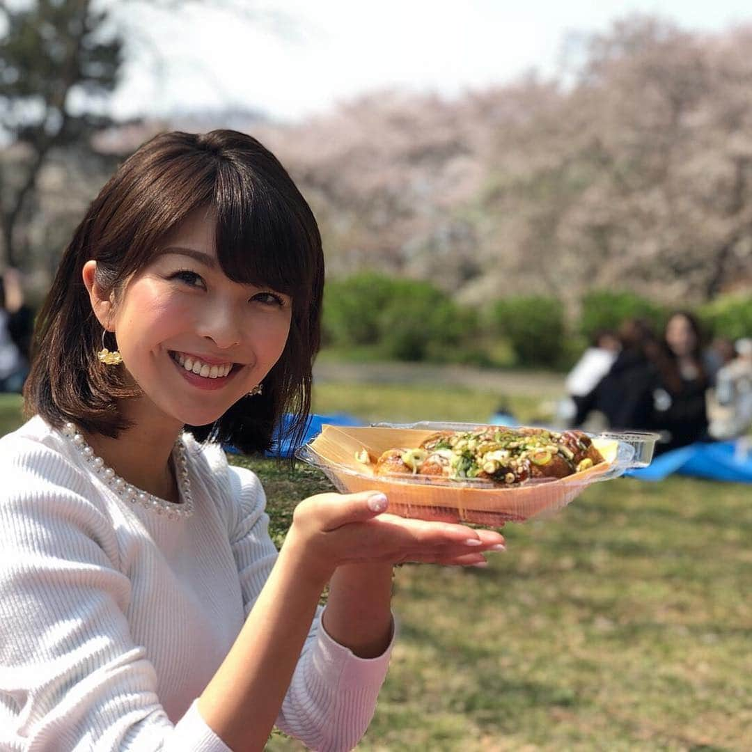 小尾渚沙さんのインスタグラム写真 - (小尾渚沙Instagram)「絶好のお花見日和♡ 代々木公園でピクニックしました＼(^o^)／ ビールが進む、気持ち良い季節になりましたね〜♡ . さっ！！！ また明日から1週間頑張りましょ〜っ！！ . #代々木公園 #お花見 #桜 #ピクニック #たこ焼き #銀だこ #休日 #晴天 #ビールが進む #昼飲み #ビール #ビール大好き #ビール女子 #昼からおびーる #小尾ールタイム  #小尾渚沙」4月7日 20時35分 - obi_nagisa