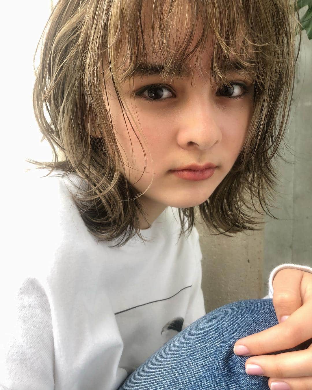 カワシリアツシのインスタグラム：「火、水、木曜は連休をいただいております🙇‍♂️ 別日でご予約ください🙆‍♂️ ・ ・ ・ブリーチの回数がわからない。 ・値段が気になる。 ・ダメージが心配。など なんでもご気軽にご相談ください😊 ・ ご予約やご相談はURLもしくはDM・LINEにてお待ちしております🙆‍♂️ ・ ・ ・ ご予約はトップページURLをクリック😊 もしくはDMください✉️ ・ ネットで×になってても お取りできるお時間もございますので、 ご気軽にご相談ください🙆‍♂️ ・  #アディクシー #イルミナカラー  #外国人風カラー #ミニボブ #切りっぱなしボブ #ハイライト #外ハネ #グラデーション #外国人風 #ポートレート #美容室 #美容院 #美容学生 #撮影 #東京 #渋谷  #ショートヘア #グレージュ  #ブルージュ #ブリーチ #portrait #フィルムカメラ #hairstyle #ショートカット #haircolor #ハイトーン #데일리룩 #时尚 #แฟชั่น#デジキュア」