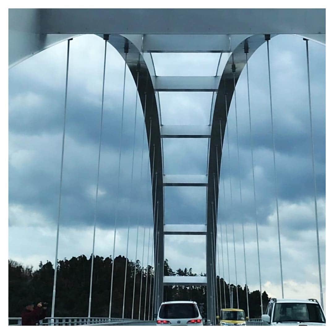 さだまさしさんのインスタグラム写真 - (さだまさしInstagram)「気仙沼大島大橋の開通🎊 気仙沼大島のみなさんの悲願だった大橋の開通によって、気仙沼と大島が繋がりました。 おめでとうございます㊗️ 気仙沼の友人から写真が届きました📸 . #気仙沼大島大橋  #気仙沼大島 #気仙沼 #さだまさし  #sadamasashi」4月7日 20時29分 - sada_masashi