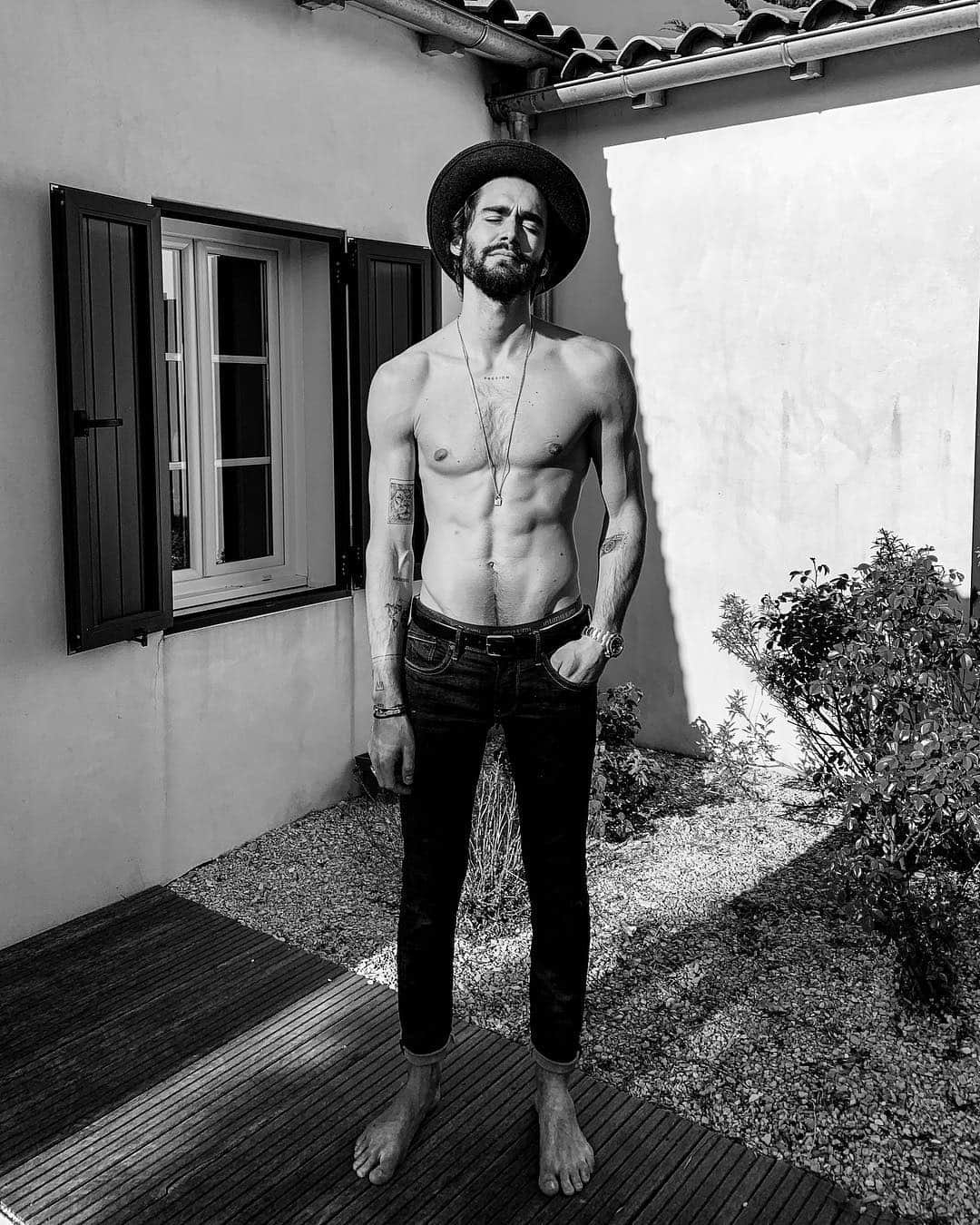NICOLAS SIMOESのインスタグラム：「Sunbathing all day...☀️✨」
