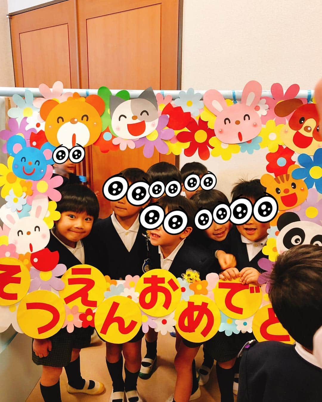 山田まりやさんのインスタグラム写真 - (山田まりやInstagram)「小学校の入学式の前日に 幼稚園の卒園式の写真をアップ❣️😅✨ ・ 1枚目 #謝恩会委員 で#司会 という 大役を務める為、 それっぽく見えるように 白ジャケットをチョイス😂🎤✨ ・ 2枚目 素敵キャラの園長先生さまと✨ 大親友になれた😂♥️✨ ゆうちゃんと💕カズくんと💕 ・ 3枚目 たくさんお友達が出来て 凄く楽しい幼稚園生活だったね😂🎉💕 ・ 4、5枚目 3年間お世話になった 大好きなおっかー先生と😆♥️✨ ・ 暖かく細やかで明るく楽しく 愛情いっぱいに育てて下さった おっかー先生さま😂♥️♥️♥️ ・ 私達夫婦の成長も優しく見守ってくださって本当に有り難かったです😂😂♥️ ・ 6枚目 #ムネくん は 幼稚園を卒園する寂しさもありますが、 #小学生 になるワクワクが溢れているんだそうで😂w ・ 朗らかな笑顔で卒園式を過ごせた事に おっかー先生を始め幼稚園の先生方✨ 仲良くしてくれたお友達とママさん達に 大感謝でございました😂🙏♥️✨ ・ ・ ・ お知らせ❣️ 明日#入学式 の後は #よじごじdays 生放送 出演します‼️✨ ・ テレビ東京にて 15:40〜16:54 ✨ ・ 見ってね〜😆♥️♥️♥️ ・ 今日の夜は✨ 『辰巳琢郎の葡萄酒浪漫』 毎週日曜日  BSジャパン 23:24 - 23:54放送💡✨ ・ も見ってねー😆♥️♥️♥️」4月7日 20時32分 - mariya.yamada