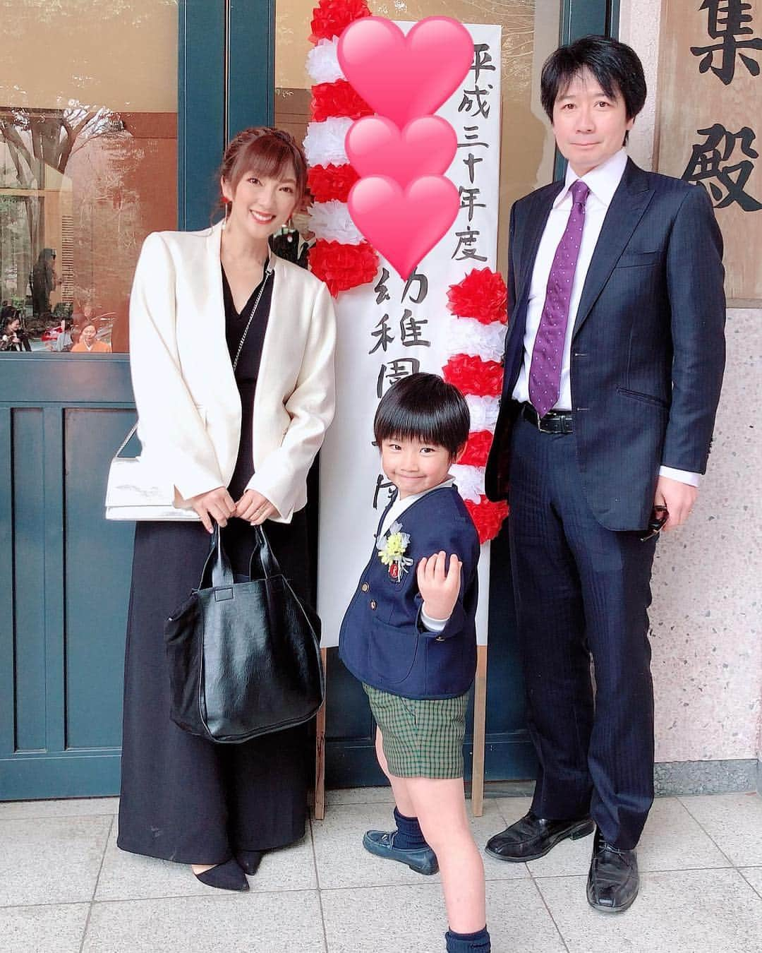 山田まりやさんのインスタグラム写真 - (山田まりやInstagram)「小学校の入学式の前日に 幼稚園の卒園式の写真をアップ❣️😅✨ ・ 1枚目 #謝恩会委員 で#司会 という 大役を務める為、 それっぽく見えるように 白ジャケットをチョイス😂🎤✨ ・ 2枚目 素敵キャラの園長先生さまと✨ 大親友になれた😂♥️✨ ゆうちゃんと💕カズくんと💕 ・ 3枚目 たくさんお友達が出来て 凄く楽しい幼稚園生活だったね😂🎉💕 ・ 4、5枚目 3年間お世話になった 大好きなおっかー先生と😆♥️✨ ・ 暖かく細やかで明るく楽しく 愛情いっぱいに育てて下さった おっかー先生さま😂♥️♥️♥️ ・ 私達夫婦の成長も優しく見守ってくださって本当に有り難かったです😂😂♥️ ・ 6枚目 #ムネくん は 幼稚園を卒園する寂しさもありますが、 #小学生 になるワクワクが溢れているんだそうで😂w ・ 朗らかな笑顔で卒園式を過ごせた事に おっかー先生を始め幼稚園の先生方✨ 仲良くしてくれたお友達とママさん達に 大感謝でございました😂🙏♥️✨ ・ ・ ・ お知らせ❣️ 明日#入学式 の後は #よじごじdays 生放送 出演します‼️✨ ・ テレビ東京にて 15:40〜16:54 ✨ ・ 見ってね〜😆♥️♥️♥️ ・ 今日の夜は✨ 『辰巳琢郎の葡萄酒浪漫』 毎週日曜日  BSジャパン 23:24 - 23:54放送💡✨ ・ も見ってねー😆♥️♥️♥️」4月7日 20時32分 - mariya.yamada