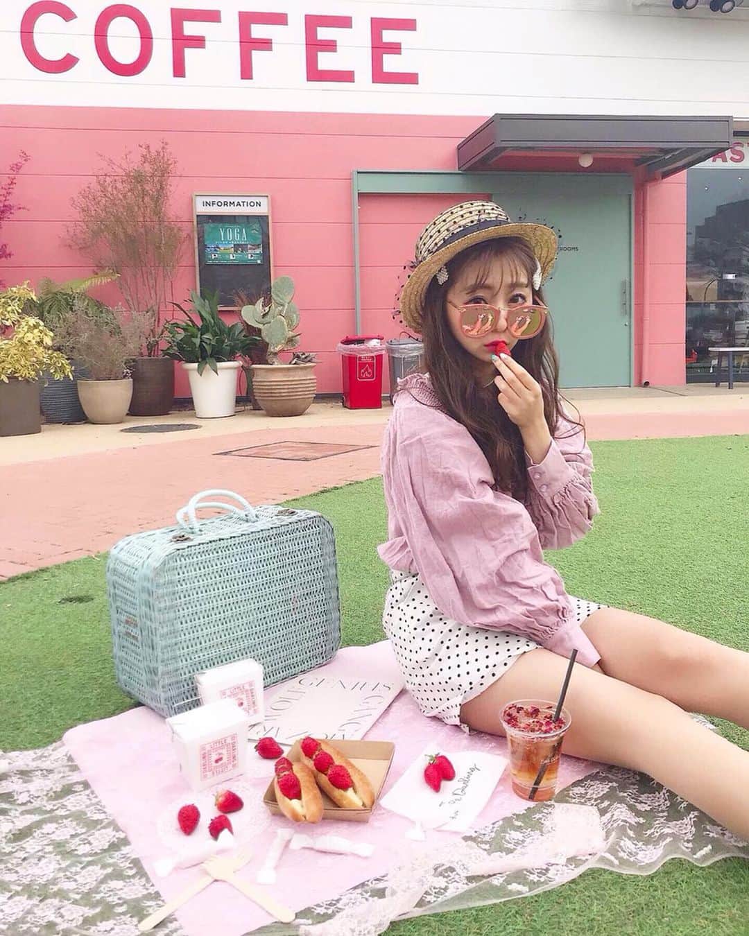 横田亜美さんのインスタグラム写真 - (横田亜美Instagram)「❤︎ . やっとあったかくなってきたねえ🤪🌷💞 . この間ピクニックしたんだ💞 今年初〜〜〜🥪🐰💞💞 . 行きたかったカフェにさぁやと💞 ( @littledarling_coffeeroasters ) . 苺はスーパーで買って 持参したんだ〜🍓笑 . カゴバックも持参💞笑笑 またしたいね〜〜〜🧺 . . 今は家族で#夢の国 🏰🐭💞💞 それもまた載せるううううう . . #ピクニック #カフェ巡り #カフェ #表参道 #乃木坂 #原宿 #青山一丁目 #青山一丁目カフェ #原宿カフェ #乃木坂カフェ #表参道カフェ #お洒落さんと繋がりたい #カフェ好きな人と繋がりたい #カフェ好き #おしゃカフェ #フルーツサンド #苺 #春 #ピクニック弁当 #あみみ服 #cafe #coffeetime」4月7日 19時05分 - amimi0218