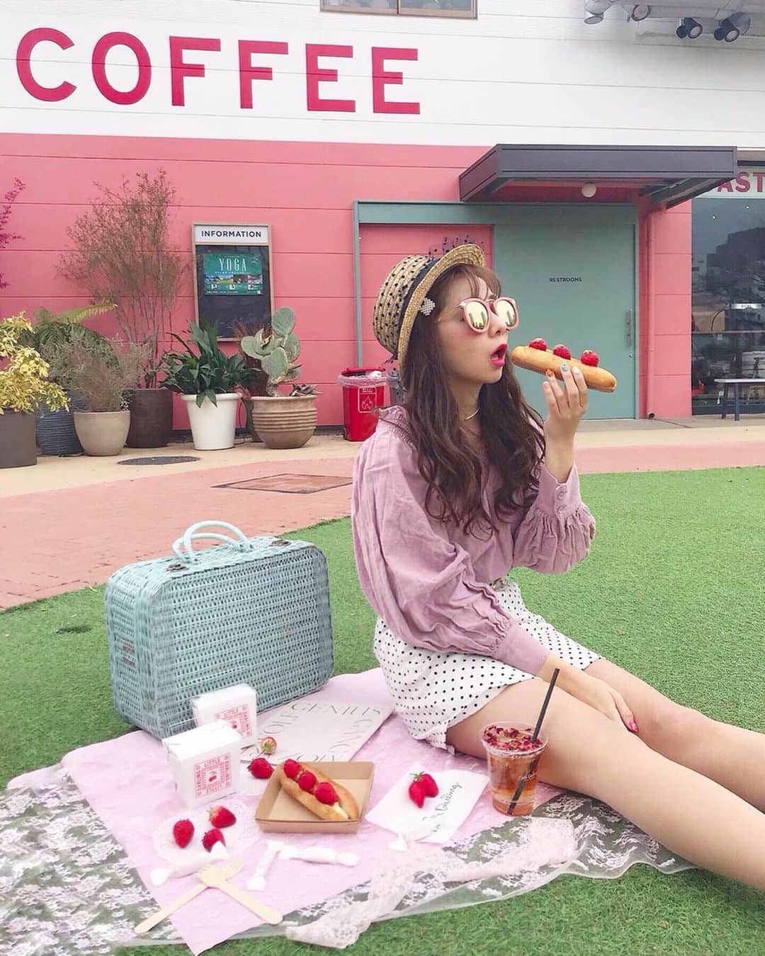 横田亜美さんのインスタグラム写真 - (横田亜美Instagram)「❤︎ . やっとあったかくなってきたねえ🤪🌷💞 . この間ピクニックしたんだ💞 今年初〜〜〜🥪🐰💞💞 . 行きたかったカフェにさぁやと💞 ( @littledarling_coffeeroasters ) . 苺はスーパーで買って 持参したんだ〜🍓笑 . カゴバックも持参💞笑笑 またしたいね〜〜〜🧺 . . 今は家族で#夢の国 🏰🐭💞💞 それもまた載せるううううう . . #ピクニック #カフェ巡り #カフェ #表参道 #乃木坂 #原宿 #青山一丁目 #青山一丁目カフェ #原宿カフェ #乃木坂カフェ #表参道カフェ #お洒落さんと繋がりたい #カフェ好きな人と繋がりたい #カフェ好き #おしゃカフェ #フルーツサンド #苺 #春 #ピクニック弁当 #あみみ服 #cafe #coffeetime」4月7日 19時05分 - amimi0218