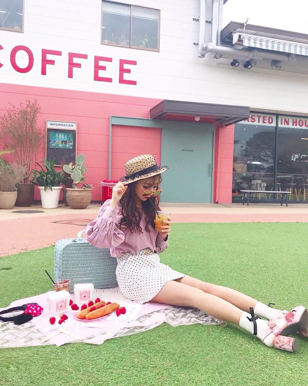 横田亜美さんのインスタグラム写真 - (横田亜美Instagram)「❤︎ . やっとあったかくなってきたねえ🤪🌷💞 . この間ピクニックしたんだ💞 今年初〜〜〜🥪🐰💞💞 . 行きたかったカフェにさぁやと💞 ( @littledarling_coffeeroasters ) . 苺はスーパーで買って 持参したんだ〜🍓笑 . カゴバックも持参💞笑笑 またしたいね〜〜〜🧺 . . 今は家族で#夢の国 🏰🐭💞💞 それもまた載せるううううう . . #ピクニック #カフェ巡り #カフェ #表参道 #乃木坂 #原宿 #青山一丁目 #青山一丁目カフェ #原宿カフェ #乃木坂カフェ #表参道カフェ #お洒落さんと繋がりたい #カフェ好きな人と繋がりたい #カフェ好き #おしゃカフェ #フルーツサンド #苺 #春 #ピクニック弁当 #あみみ服 #cafe #coffeetime」4月7日 19時05分 - amimi0218