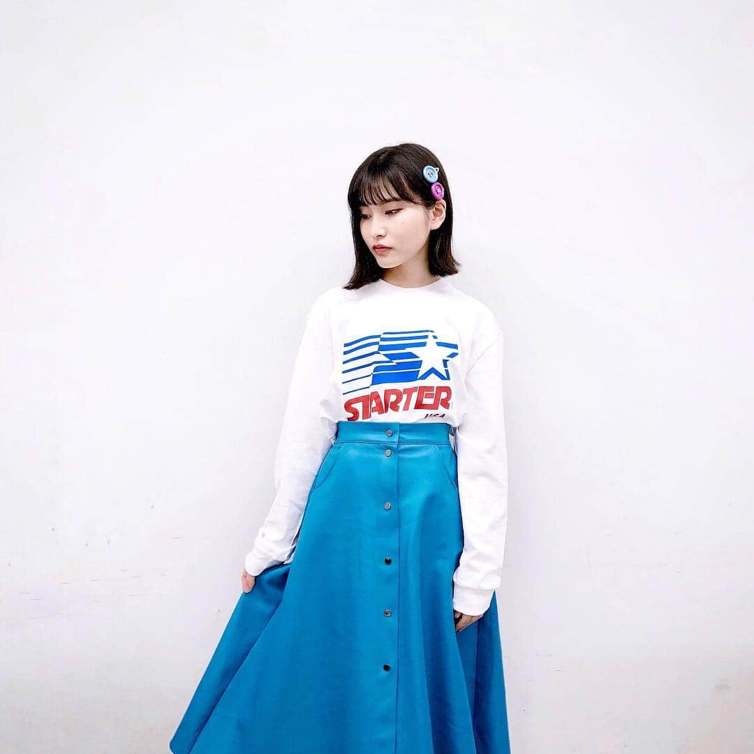 のインスタグラム：「華やか。 * * 珍しい色味に惹かれて 革っぽい素材がお気に入りの スカート。 ブラウスに合わせたら綺麗目にも。 * * skirt→ #narcissus」