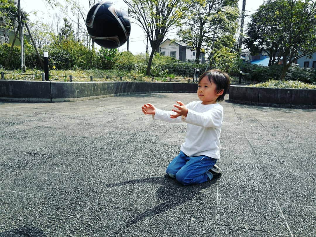 清野紗耶香さんのインスタグラム写真 - (清野紗耶香Instagram)「⚽#サッカーボール で#キャッチボール withお父さん👨  スワイプしてみてね⏩ 最後の顔😂😂😂😂 #4歳 #まめちょびん #ハロー赤ちゃん探検隊19年4月 #ベビーブック#ベビブにのろう #mamanoko#ママライフカメラ #comona #ikumama#hugkum #ままのて#子育てぐらむ#キッズモデル部 #ママタス#コドモノ #キズナ #親バカ部#instakids #ig_kidsphoto #kidsgram_tokyo #kids_japan #love_kodomo_japan #子供とお出かけ部#コズレ#hugmug」4月7日 19時11分 - seino_sayaka