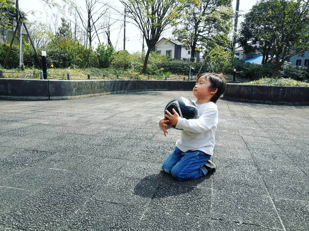 清野紗耶香さんのインスタグラム写真 - (清野紗耶香Instagram)「⚽#サッカーボール で#キャッチボール withお父さん👨  スワイプしてみてね⏩ 最後の顔😂😂😂😂 #4歳 #まめちょびん #ハロー赤ちゃん探検隊19年4月 #ベビーブック#ベビブにのろう #mamanoko#ママライフカメラ #comona #ikumama#hugkum #ままのて#子育てぐらむ#キッズモデル部 #ママタス#コドモノ #キズナ #親バカ部#instakids #ig_kidsphoto #kidsgram_tokyo #kids_japan #love_kodomo_japan #子供とお出かけ部#コズレ#hugmug」4月7日 19時11分 - seino_sayaka