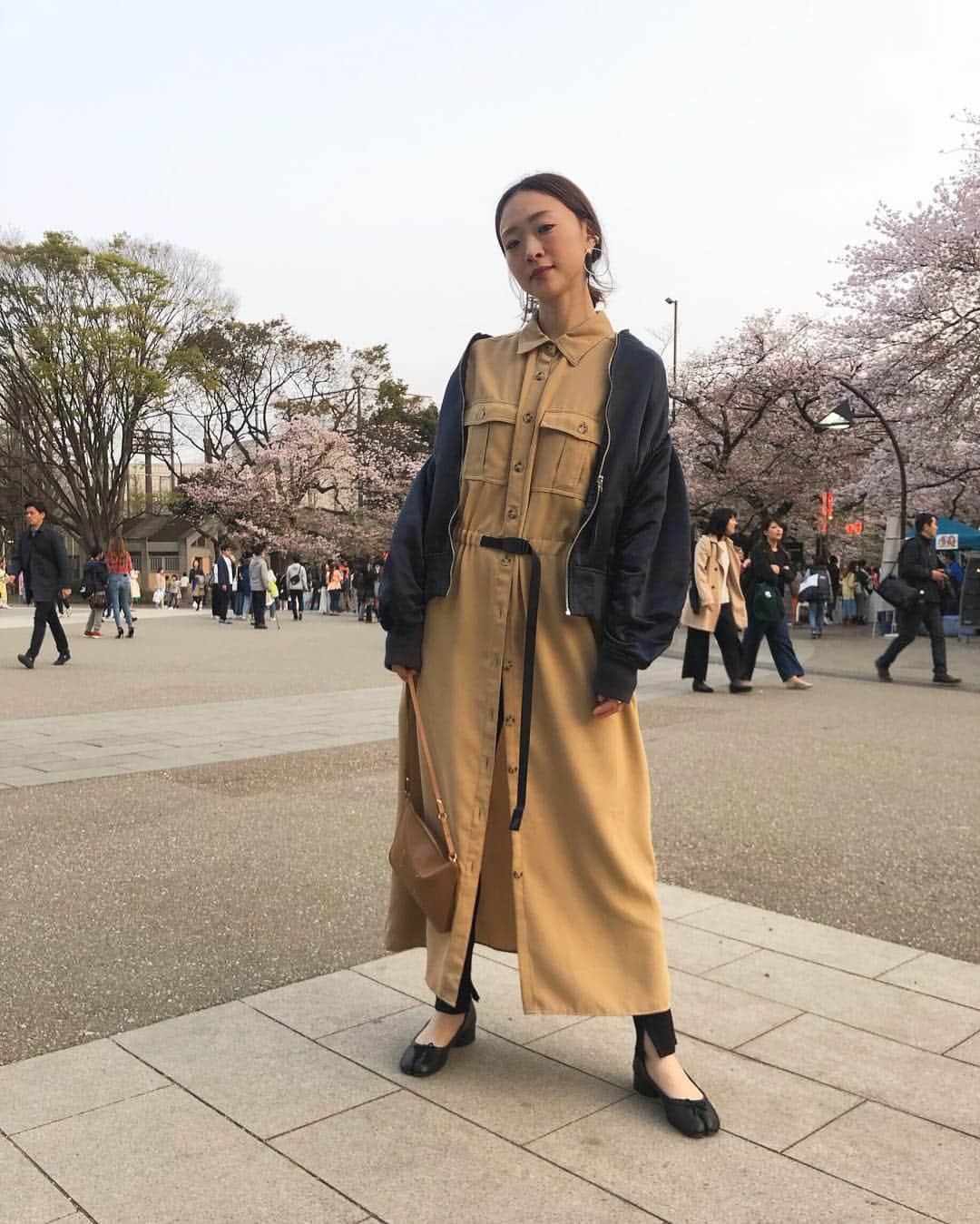 野尻美穂のインスタグラム：「お花見見納めに上野来たよ🌸 ワンピの下にはユニクロのレギンスパンツ😚 #人すごい #mihonano」