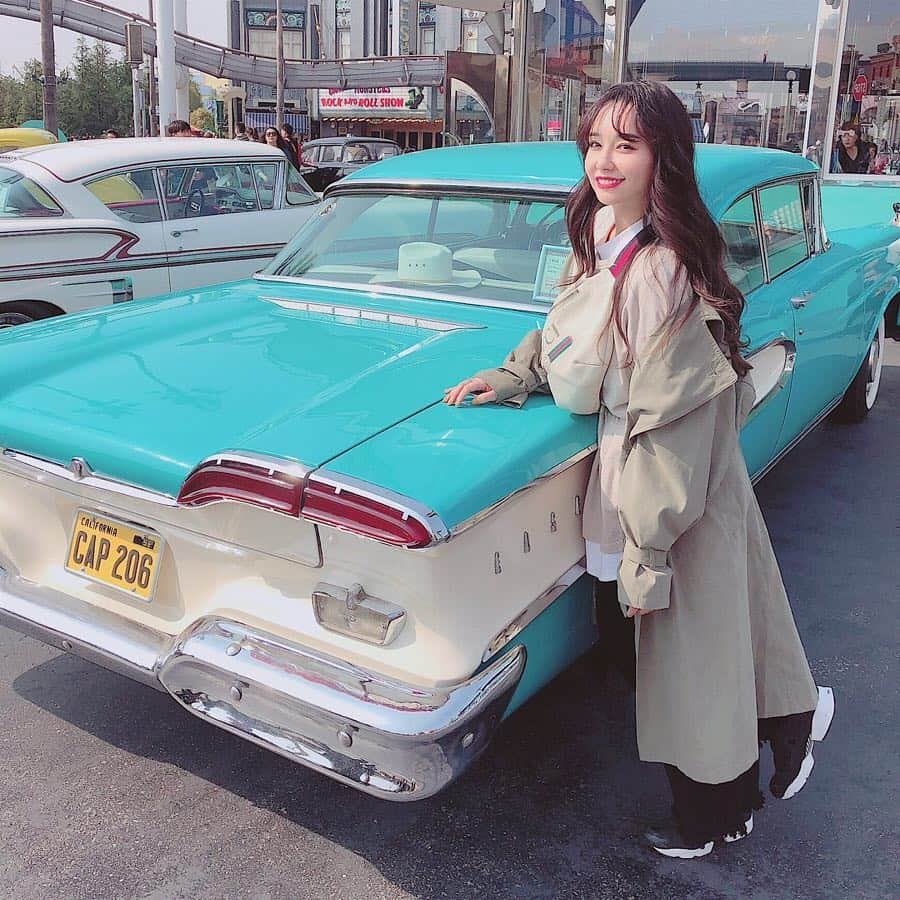 天野ゆうかさんのインスタグラム写真 - (天野ゆうかInstagram)「🚙と🦖が好きすぎて 見つけたらすぐ近寄る人🏃🏻‍♀️💨 #すごいニンマリ顔 . . 「小学生くらいの男の子と一緒に来たんやっけ？🤔」と錯覚させたかもしれない..笑 . . . 今一番乗りたいのは ジャイロスフィア◎ これ乗るアトラクションできひんかなー😕🔧 #絶叫じゃないやつ . . . また #SING できたらいこっと🐘🦍🐖🎙♫ . . . . #USJ #ユニバ #classiccar  #dinasour  #ジュラシックワールド #恐竜 #急に寝るやんラプトル #ティラノはやっぱりかっこいい #恐竜好きやのに今あるアトラクション怖いから乗られへん #可愛いエリアでは写真撮ろうともしない #写真フォルダが車と恐竜まみれです #女の子の可愛げみたいなやつどっかに置いてきた #前世はきっと男の子 #일본여행 #유니버셜스튜디오재팬」4月7日 19時14分 - yucca_official