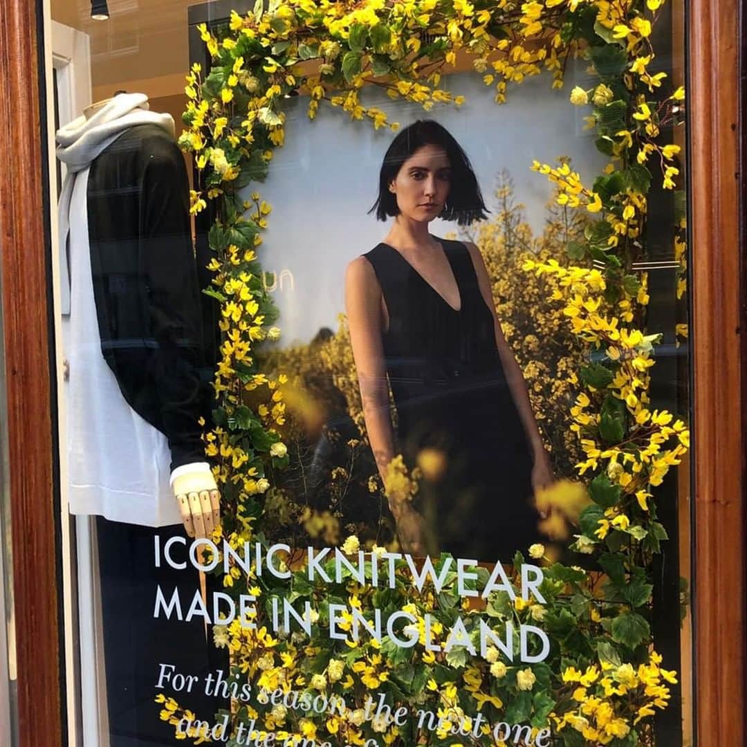 のインスタグラム：「Head down to our London stores to see our windows in full bloom for this season… #SundayStoreView #MadeinEngland」