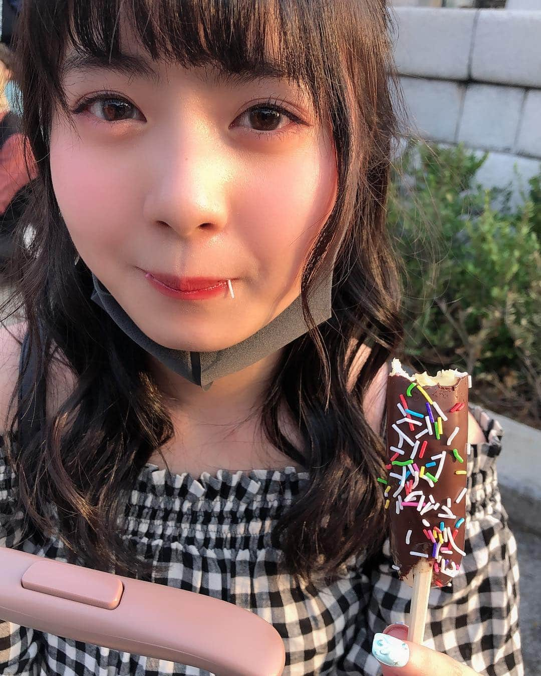 ゆなさんのインスタグラム写真 - (ゆなInstagram)「🌸お祭り🌸行ってきた😝😝 チョコバナナといちご飴美味しかった🤤💓💓 チョコバナナの4枚は チョコがついてるのに 気づくまでの4枚😂」4月7日 19時15分 - _yunachannel