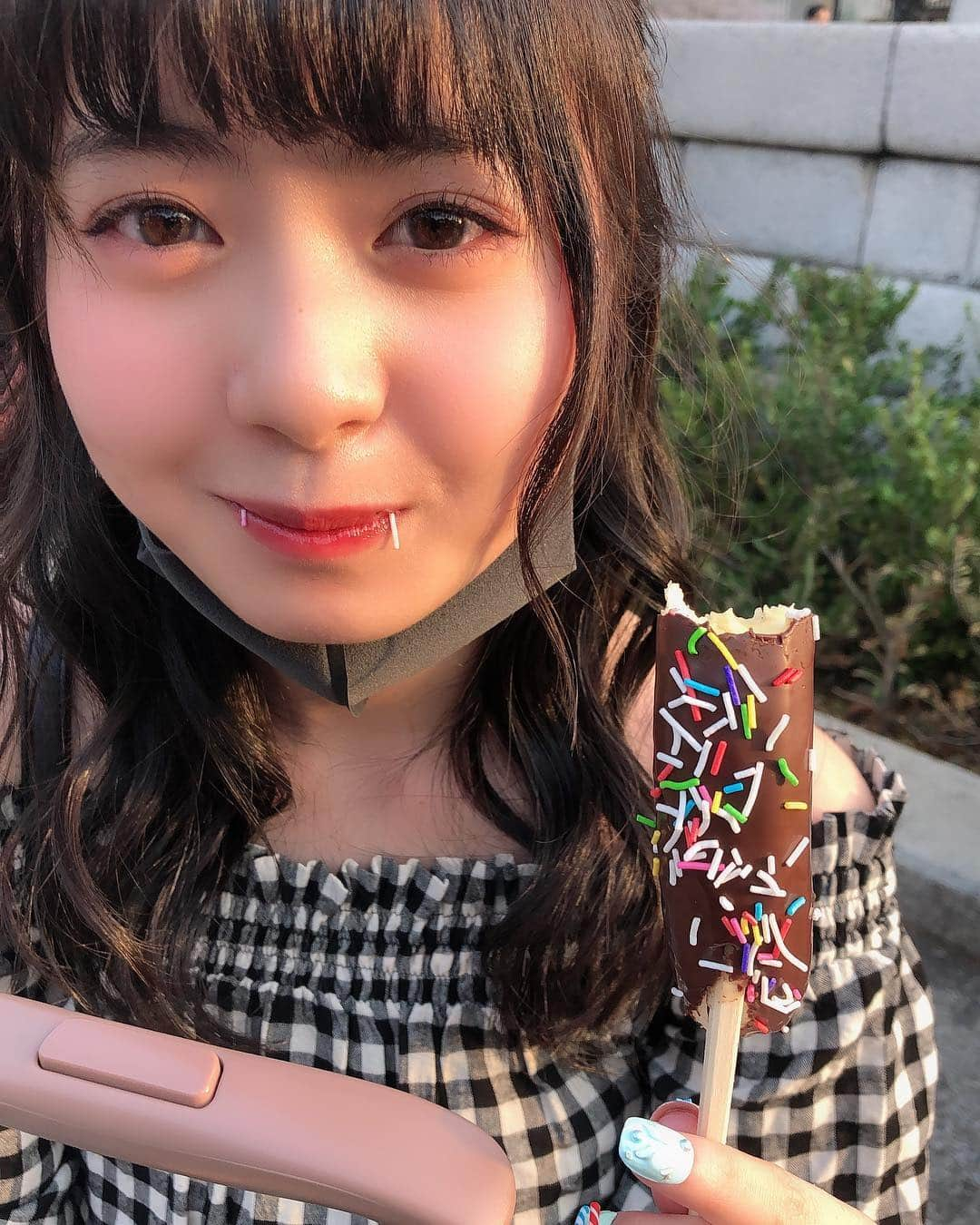 ゆなさんのインスタグラム写真 - (ゆなInstagram)「🌸お祭り🌸行ってきた😝😝 チョコバナナといちご飴美味しかった🤤💓💓 チョコバナナの4枚は チョコがついてるのに 気づくまでの4枚😂」4月7日 19時15分 - _yunachannel