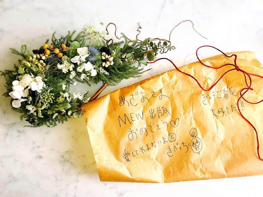 安座間美優さんのインスタグラム写真 - (安座間美優Instagram)「愛してやまないヘアメイクの木部っちから、オシャレなドライフラワーのリースをいただきました💐 すごく素敵✨ ありがとう♡ #リース#wreathe#ドライフラワー#ドライフラワーリース#dryflowers#dryflowerwreathe#プレゼント#present」4月7日 19時18分 - mew_azama