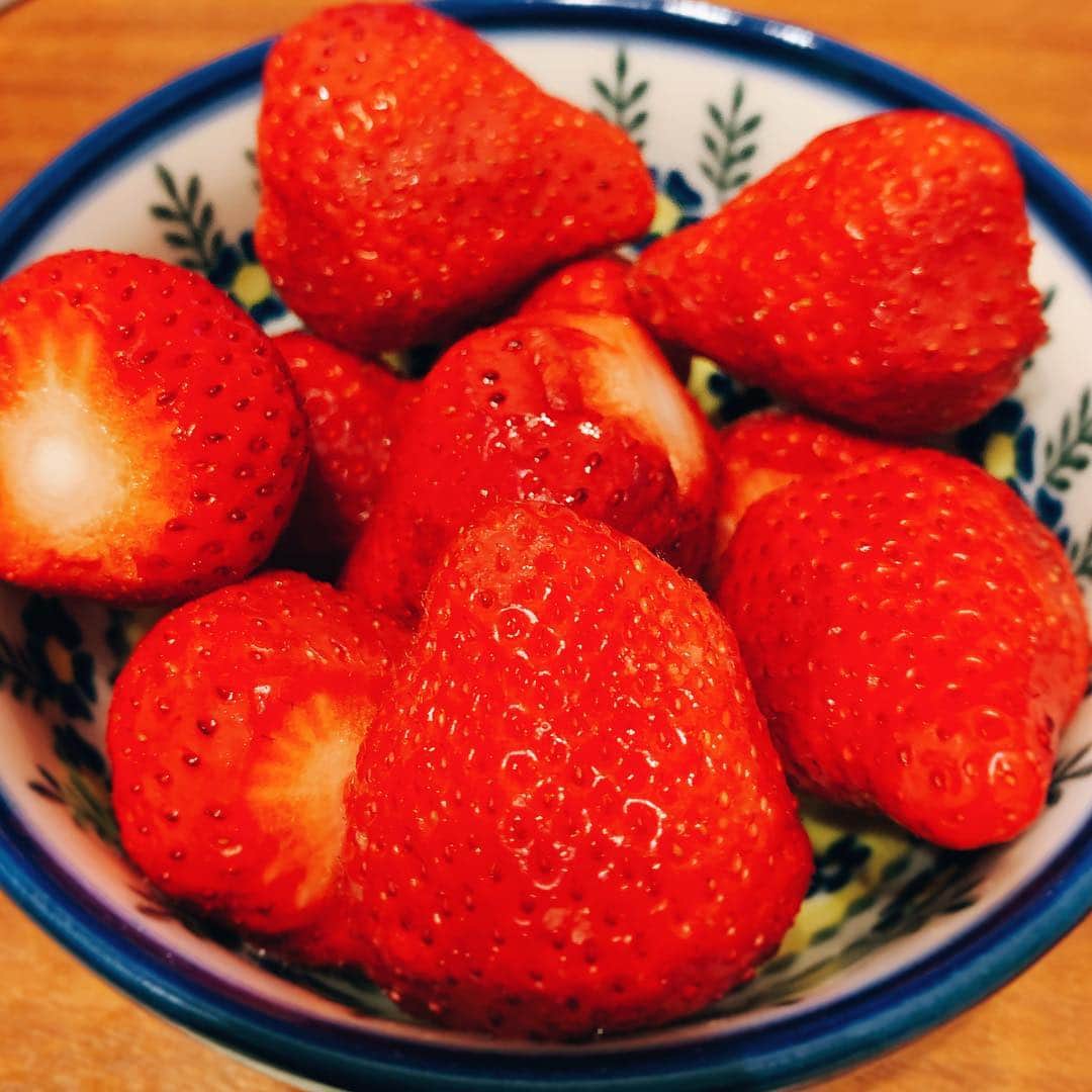 楠田亜衣奈のインスタグラム：「お取り寄せ いちご  美 味 し い  #美味しいの言い方はアレね  #マイブームは美味しい #音声じゃないと伝わらない」