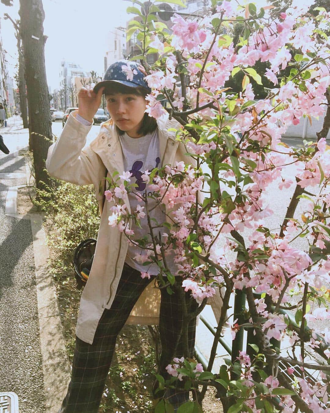 のん（能年玲奈）さんのインスタグラム写真 - (のん（能年玲奈）Instagram)「小さな桜の木が🌸」4月7日 19時19分 - non_kamo_ne