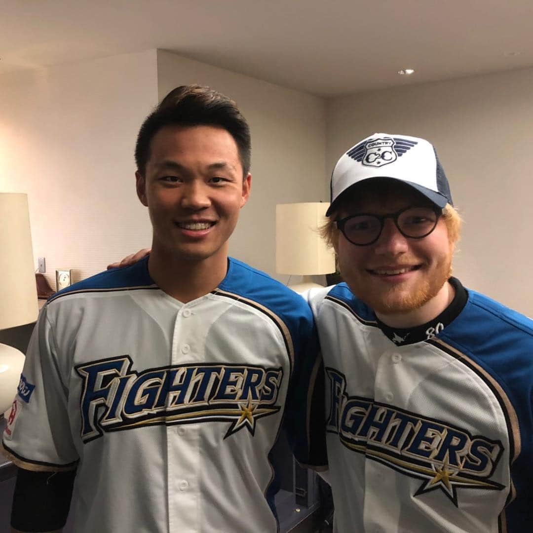 のインスタグラム：「⚾️✖️🎤 紅遍全球的音樂巨星 @teddysphotos #他是個棒球迷」