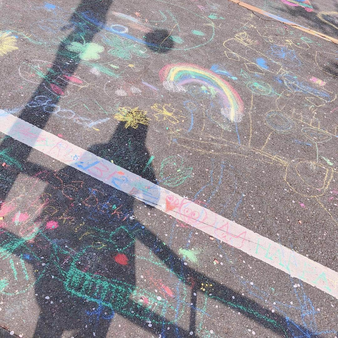 のインスタグラム：「地面に子供達が自由にお絵描きしてて、すごくカラフルで可愛かった」