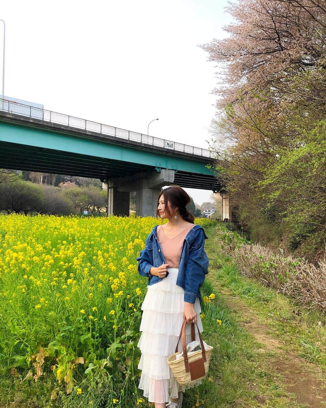 l.lily1013さんのインスタグラム写真 - (l.lily1013Instagram)「・ 菜の花畑を見に行ったよ😊 桜も咲いてて得した気分🌸 ・ 新作のキャミニットは白とアプリコットの2色ゲット✨ すごく使いやすいー✨ ヘビロテしよう😊 ・ チュールのスカートは景色に映える🌼 ウエストゴムだから楽ちん✨ ・ 明日から新学期！ いつもより早いから早起きしなきゃな💦 朝から登校班に親も集まって挨拶するし、 給食まだだから弁当だしバタバタしそう💦 ・ ・ #カベジョ#タビジョ#菜の花#菜の花畑#桜#sakura#カジュアルコーデ#大人カジュアル #大人カジュアルコーデ #シンプルコーデ#ママコーデ#春コーデ#genic_japan ・ tops#lavishgate  outer#milaowen bag#loewe  shose#vans skirt @fashionnable8 #fashionnable8 #ファッショナブルエイト @fashionnable8さんでＬＩＮＥ友達登録で300円引きクーポンプレゼント中！！ LINE ID 【@ztv4048e】 ぜひ、登録してね♪」4月7日 19時25分 - l.lily1013