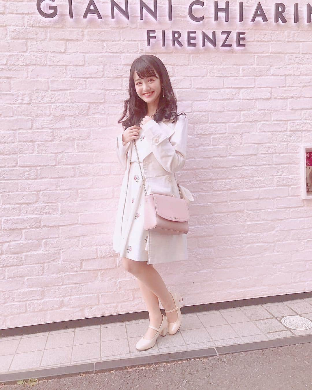 中川梨花さんのインスタグラム写真 - (中川梨花Instagram)「今日の私服コーデだよ🌸💕🎀✨ . . . . #今日のコーデ #私服コーデ #dazzlin #ニットワンピース #ドレストレンチ #furla #ミニバック #ピンク」4月7日 19時34分 - rikanakagawa_official