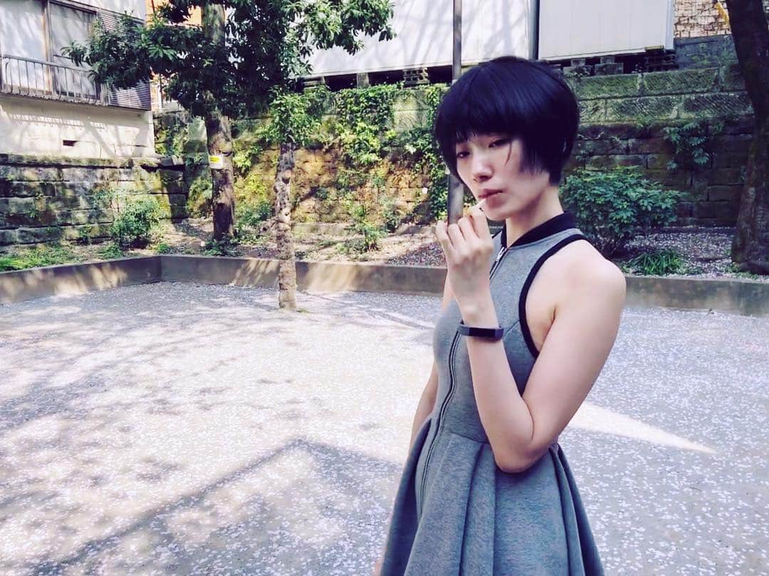 水野しずのインスタグラム：「ココアシガレットってココアよりミロの味しない？最近タバコやめたら自分の中で不良の要素が足りなくてつまんな過ぎなのでおぎなうアイデアがある人がいたら教えて🧐👐ピアス一箇所だけ開けたら顔の作り自体はコンサバなのでむしろガリ勉かくらい真面目になった(ややウケ)✌️自分の場合は3つくらいがエッチだと思うから増やす✌️」