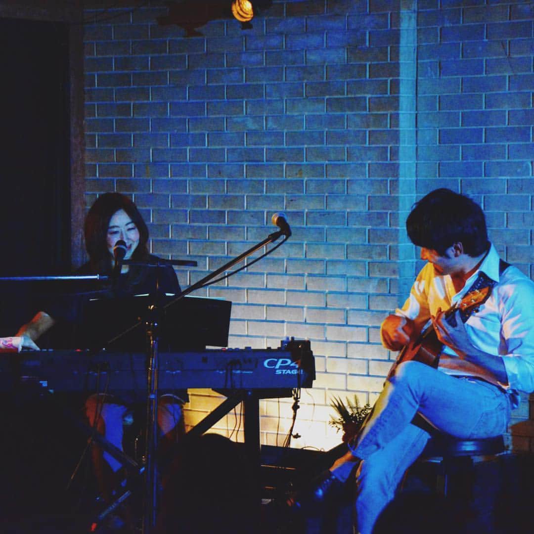 のインスタグラム：「4/5 Thumbs Up Spring Live 〜Haru〜 UkuleleとPianoでお届け。  #名渡山遼 #ryonatoyama #ukulele #ウクレレ #yamakyo #山岡恭子 #thumbsup」