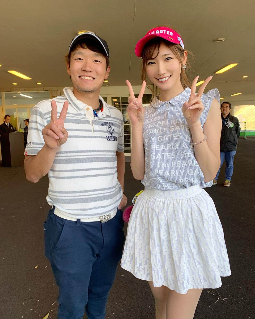 美波千夏さんのインスタグラム写真 - (美波千夏Instagram)「⛳️⛳️⛳️ こんばんは〜💖 プロアマの投稿ラストでーす⛳️🌟 後半は浅地洋佑プロとご一緒させていただきました🌟浅地プロのスイングが滑らかで、パターなんて特に優しさがにじみ出ていました！同組の方と一緒に『性格も優しいんだろうね〜✨』なんて話すほどでしたよ☺️ 浅地プロは @club_onoff 契約プロなんです！私もオノフでフルセット揃えているのでなんだか親近感(勝手に)🥳 アイアンが全く一緒ということで写真を撮らせていただきました(2枚目)。私はアイアンが大の苦手なのであまり使えていなくて…こうして並べてみるとすごく綺麗な状態でした🤭苦手なことから逃げていてはダメですね！！ほんとに。浅地プロのように使い込みたい！ 今回、同組の方にも、プロにも、アイアン構えた時とドライバー構えた時とが違いすぎる！と言われてしまいました😂なので今年はアイアンも自信を持って打てるように頑張りたいと思います🙌相手のことを好きにならないと相手も自分を好きになってくれないですもんね！ん〜深いな〜 . . . . . . . #パーリーゲイツ #PEARLYGATES #フューチャーゴルフツアー #futuregolftour #onoff #オノフ」4月7日 19時28分 - chinatsu_minami