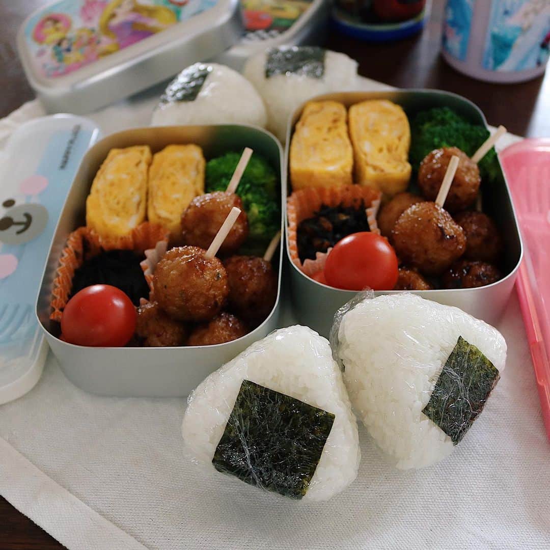 ゆかり/yukariのインスタグラム：「弁当 金曜の。 入学式の次の日から給食があるのだろうか。それが問題だ。 * * * #おうちごはん #うちごはん #昼ごはん #おひるごはん #ランチ #料理 #手料理 #弁当 #自炊 #家庭料理 #料理好きな人と繋がりたい #暮らし #テーブルコーディネート #おうちごはんLover #food #japanesefood #foodpic #lunchbox #bento #和食 #今日のお弁当 #ていねいな暮らし」