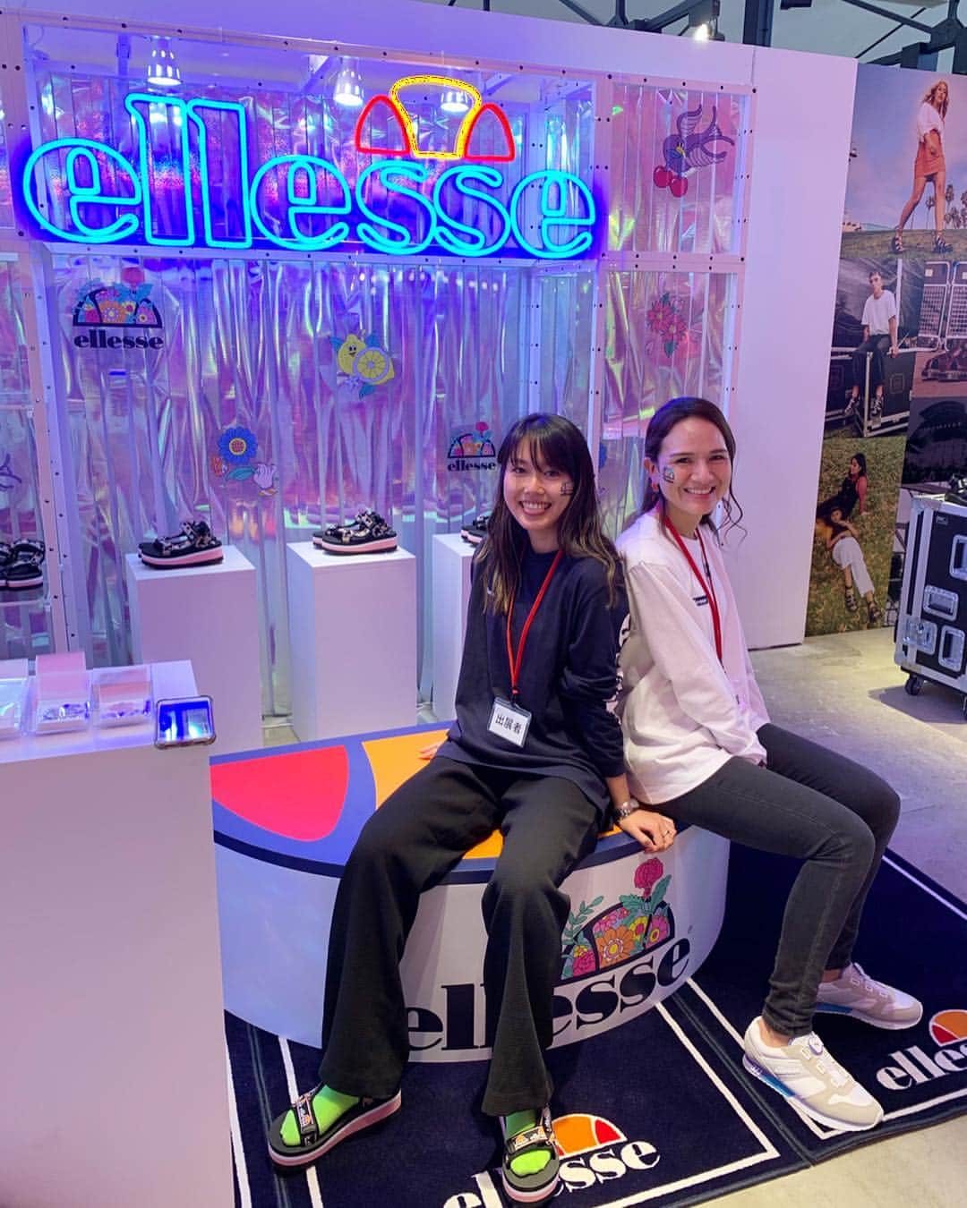 瀬間友里加のインスタグラム：「昨日は表参道で @atmos_pink_official のイベントにエレッセが出店🧡会場はピンクに包まれていました💘初めてタトゥーシールを顔に貼りウキウキ😎笑 エレッセのネオンが可愛い🧡💙🧡 @ellesseheritagejp たくさんの人で盛り上がっていましたぁ✨#エレッセヘリテージ #ellesseheritage #ellesse」