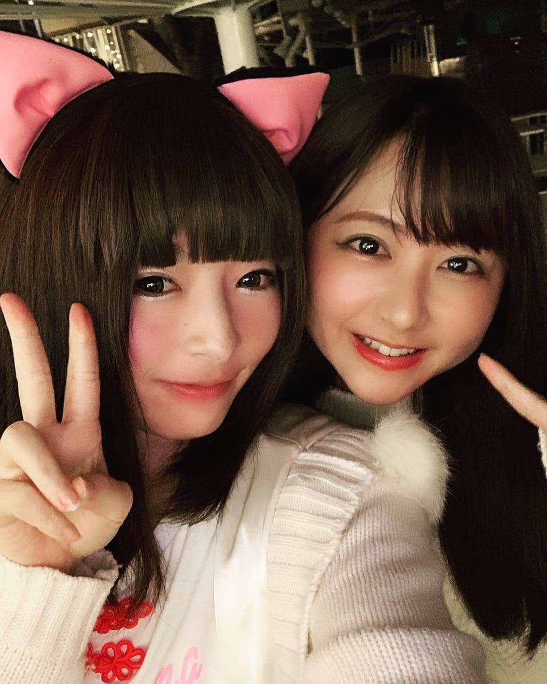 由井香織のインスタグラム：「ひなちゃん今年も付けてきてくれた猫耳🐱🌸 今年は二週も週末に桜が綺麗なままお花見ができた、すてきな春🌸  #サクラ #東京 #猫耳 #お花見 #お花見日和」
