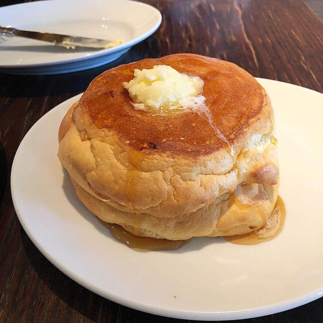 石川理咲子さんのインスタグラム写真 - (石川理咲子Instagram)「#パンケーキ #バスクチーズケーキ 大好きな @midori_kuzuoka さん🌸 本当に可愛くて本当に優しくて私がずっと憧れている先輩😇 ・ ・ いつも楽しくて時間が経つのがあっという間🥺！ フワフワのパンケーキも、 初めて食べたバスクチーズケーキもトロトロで美味しかった♡ 真っ黒焦げが美味しさの秘訣らしいです🤣」4月7日 19時43分 - rsk_0315