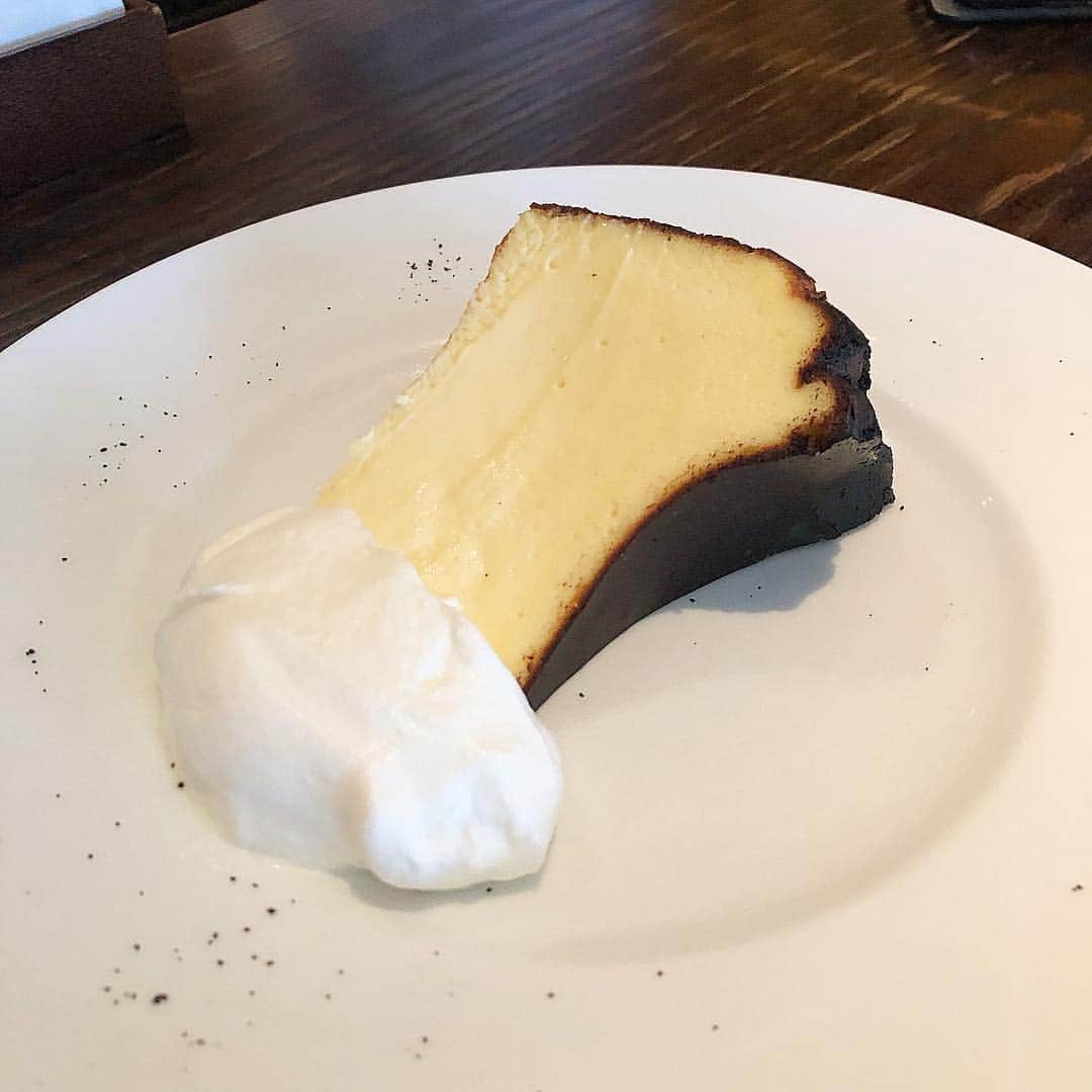 石川理咲子さんのインスタグラム写真 - (石川理咲子Instagram)「#パンケーキ #バスクチーズケーキ 大好きな @midori_kuzuoka さん🌸 本当に可愛くて本当に優しくて私がずっと憧れている先輩😇 ・ ・ いつも楽しくて時間が経つのがあっという間🥺！ フワフワのパンケーキも、 初めて食べたバスクチーズケーキもトロトロで美味しかった♡ 真っ黒焦げが美味しさの秘訣らしいです🤣」4月7日 19時43分 - rsk_0315